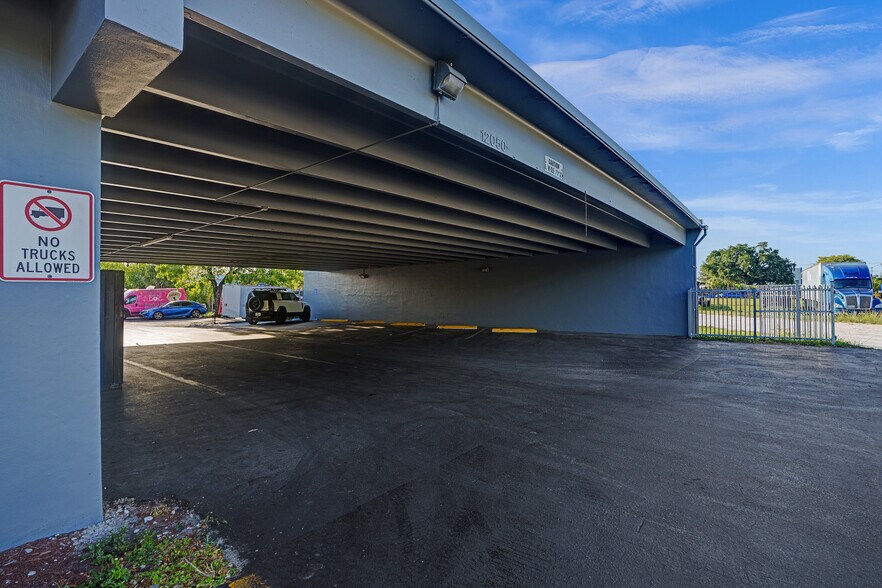 12050 NE 14th Ave, Miami, FL à louer - Photo de l’immeuble – Image 2 sur 10