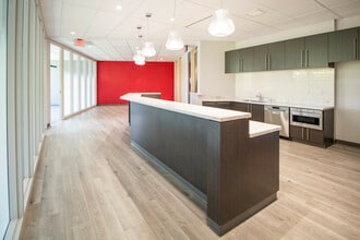 10700 W Research Dr, Milwaukee, WI à louer Photo intérieure– Image 2 sur 3