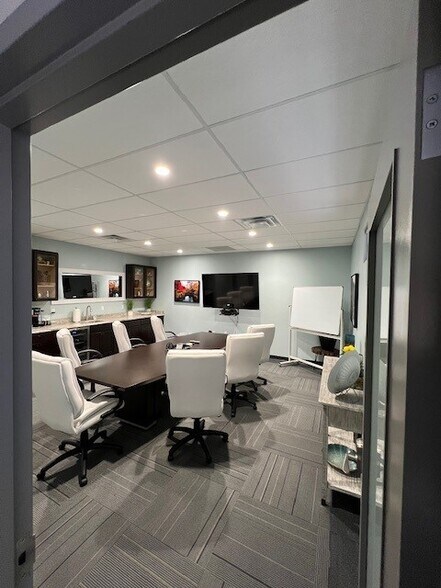 50 US Highway 9 Hwy, Morganville, NJ à vendre - Photo intérieure – Image 1 sur 1