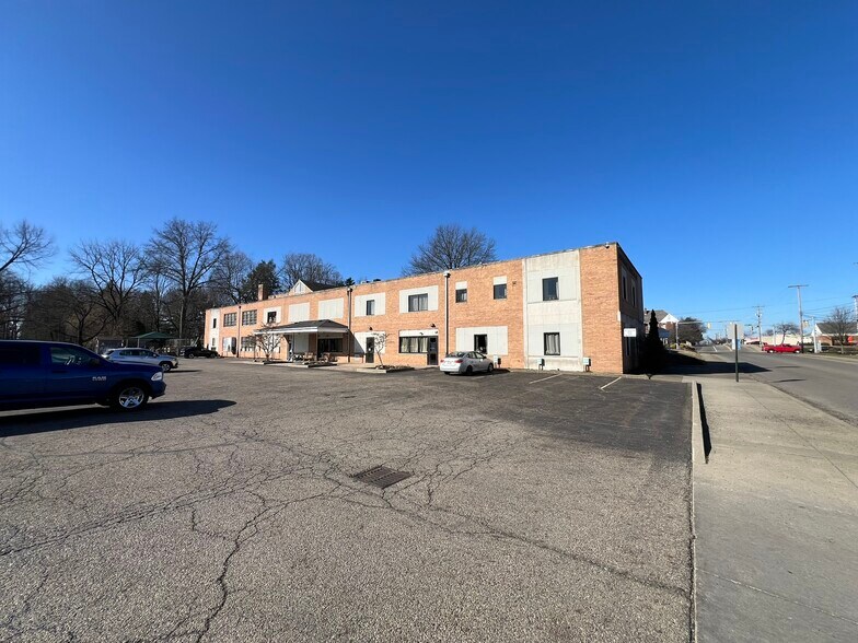 702 Raff Rd SW, Canton, OH à vendre - Photo de l’immeuble – Image 2 sur 4