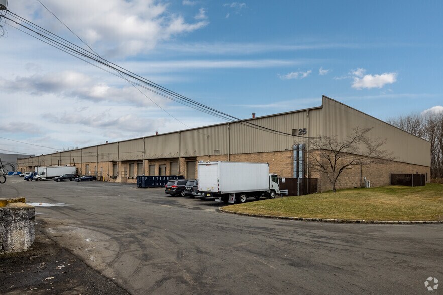 25 Commerce Rd, Fairfield, NJ à louer - Photo de l’immeuble – Image 3 sur 5