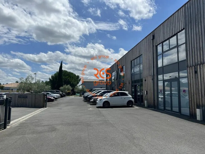 Local d'activités dans SAINT-JEAN-D'ILLAC à vendre - Photo de l’immeuble – Image 2 sur 12