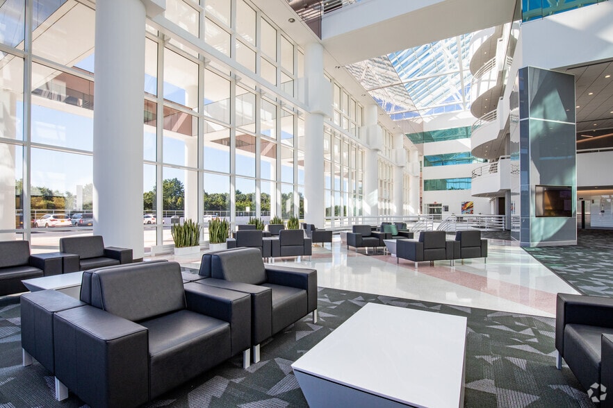 1377 Motor Pky, Islandia, NY à louer - Hall d’entrée – Image 2 sur 16