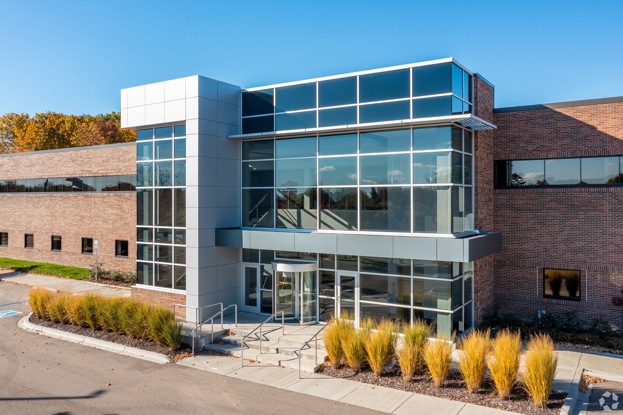 39600 Lewis Dr, Novi, MI à louer Photo principale– Image 1 sur 11