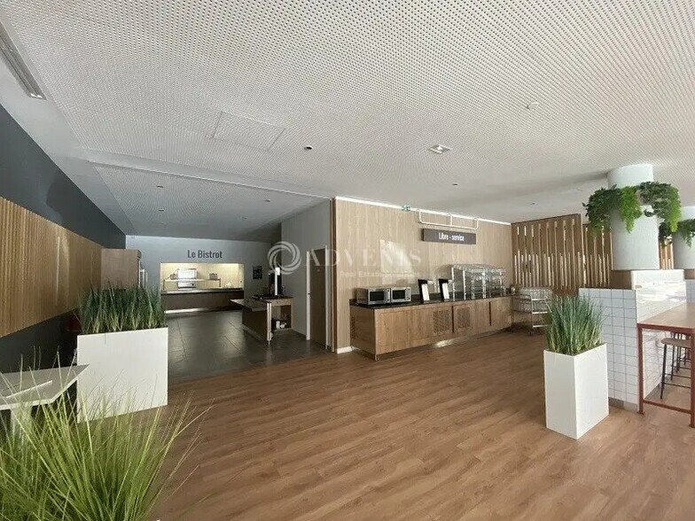 Bureau dans Montigny-le-Bretonneux à louer - Photo de l’immeuble – Image 3 sur 6