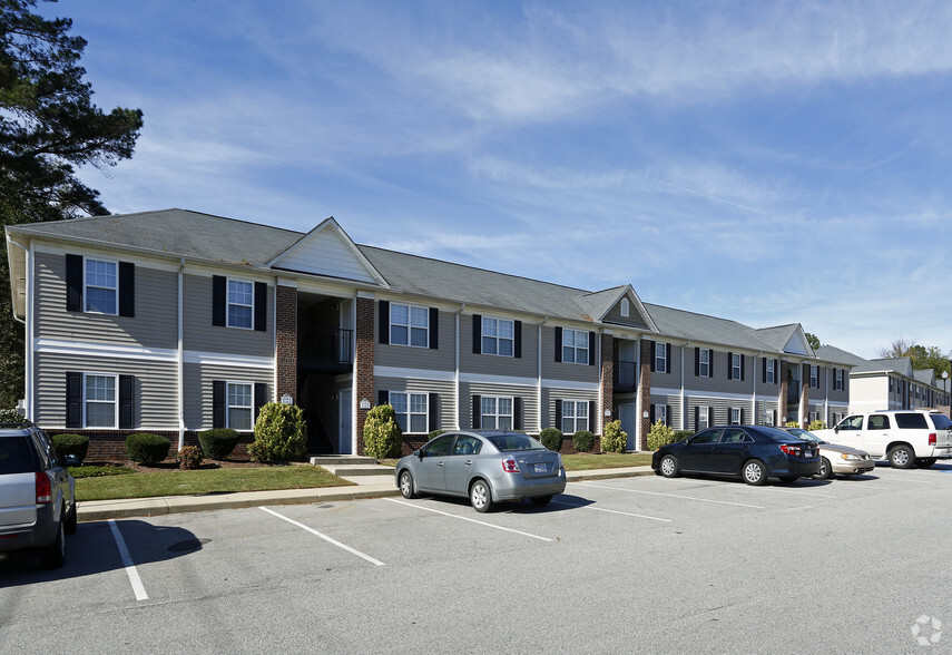 3717 Damien Dr, Hope Mills, NC à vendre - Photo principale – Image 1 sur 135