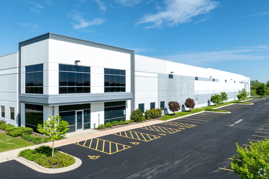 10 Falcon Ct, Streamwood, IL à louer - Photo de l’immeuble – Image 1 sur 6