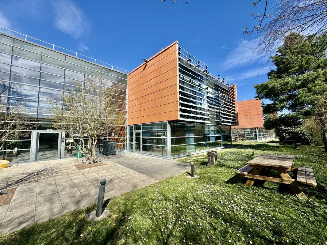 117 Allée Des Parcs, Saint-Priest à louer Photo de l’immeuble– Image 1 sur 17