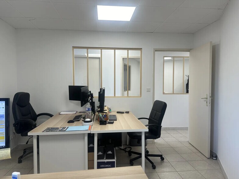 445 Avenue Des Templiers, Aubagne à louer - Photo de l’immeuble – Image 2 sur 8