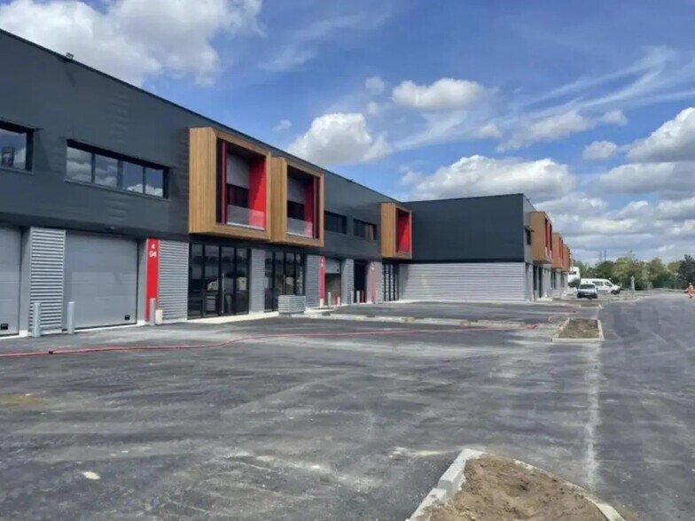 Local d’activités dans Éragny à louer - Photo de l’immeuble – Image 2 sur 10