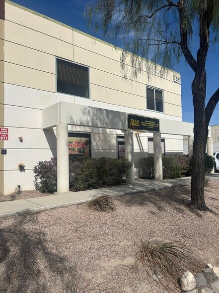 759 Middlegate Rd, Henderson, NV à louer - Photo de l’immeuble – Image 3 sur 37