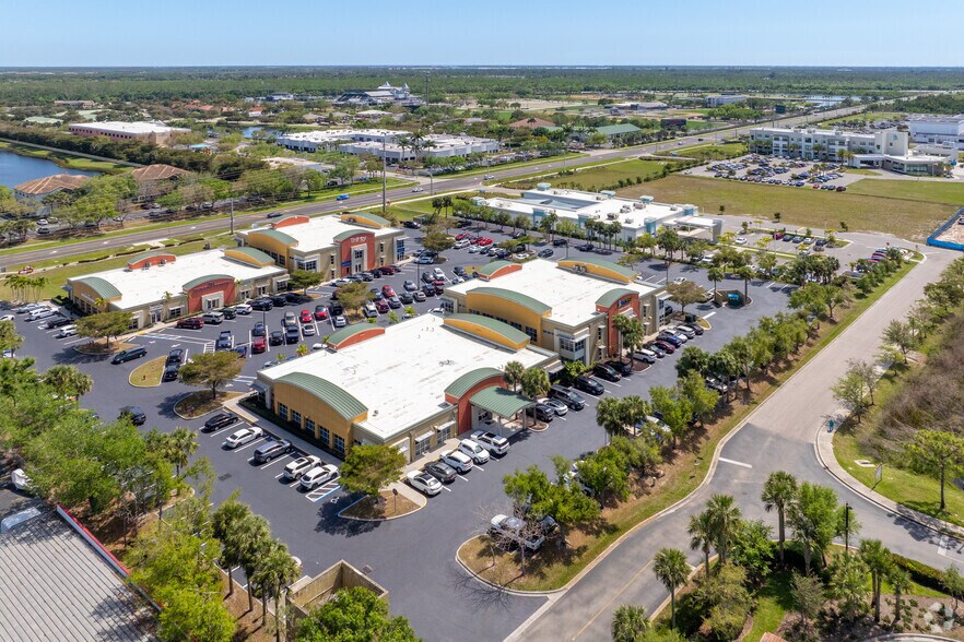 13782 Plantation Rd, Fort Myers, FL à louer - Photo de l’immeuble – Image 3 sur 3