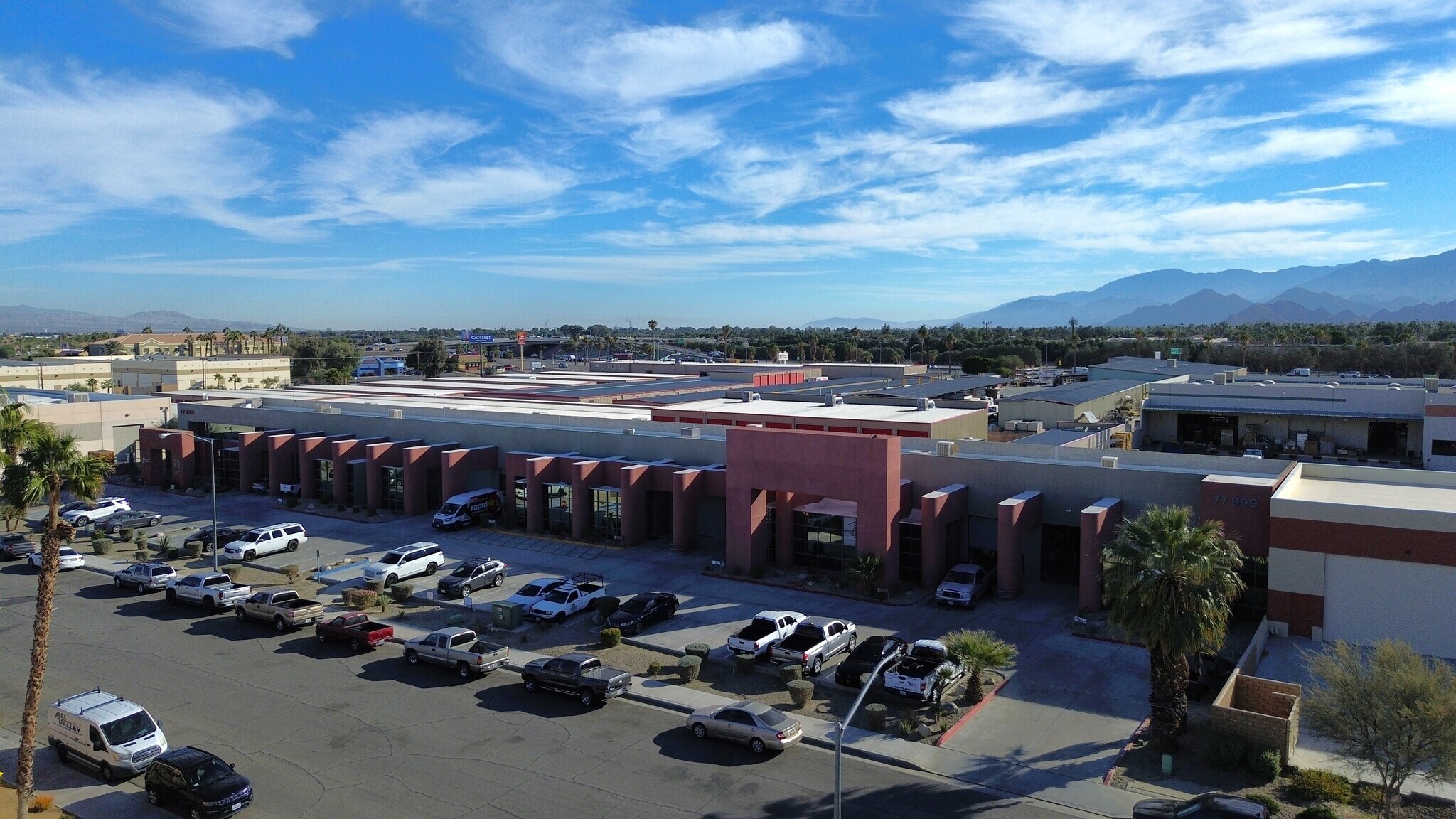 77-899 Wolf Rd, Palm Desert, CA à louer Photo principale– Image 1 sur 5