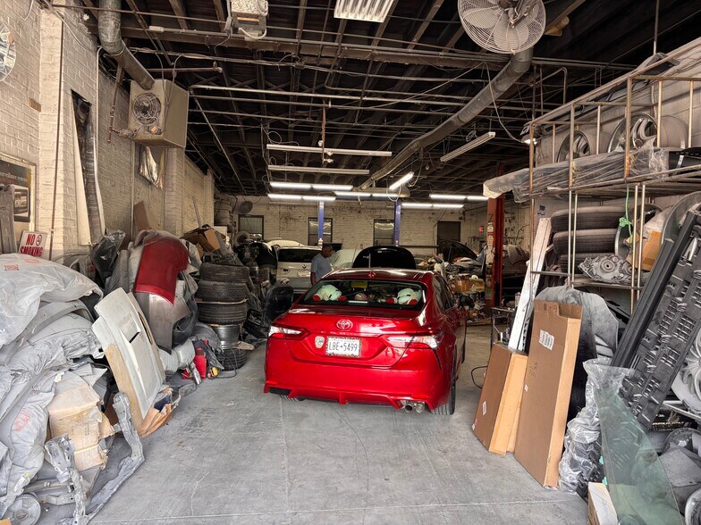 1651 Utica Ave, Brooklyn, NY à louer - Photo de l’immeuble – Image 3 sur 5