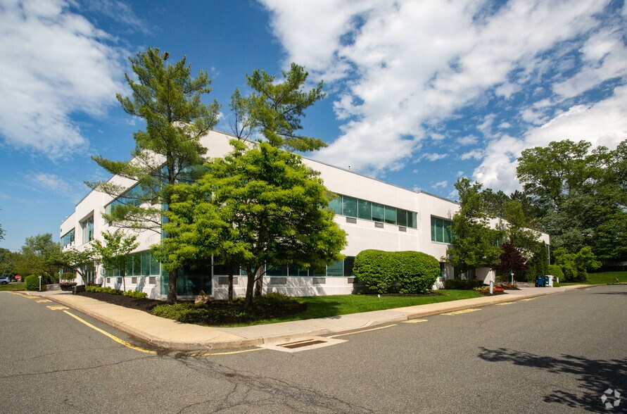 651 Old Mount Pleasant Ave, Livingston, NJ à louer - Photo de l’immeuble – Image 2 sur 13