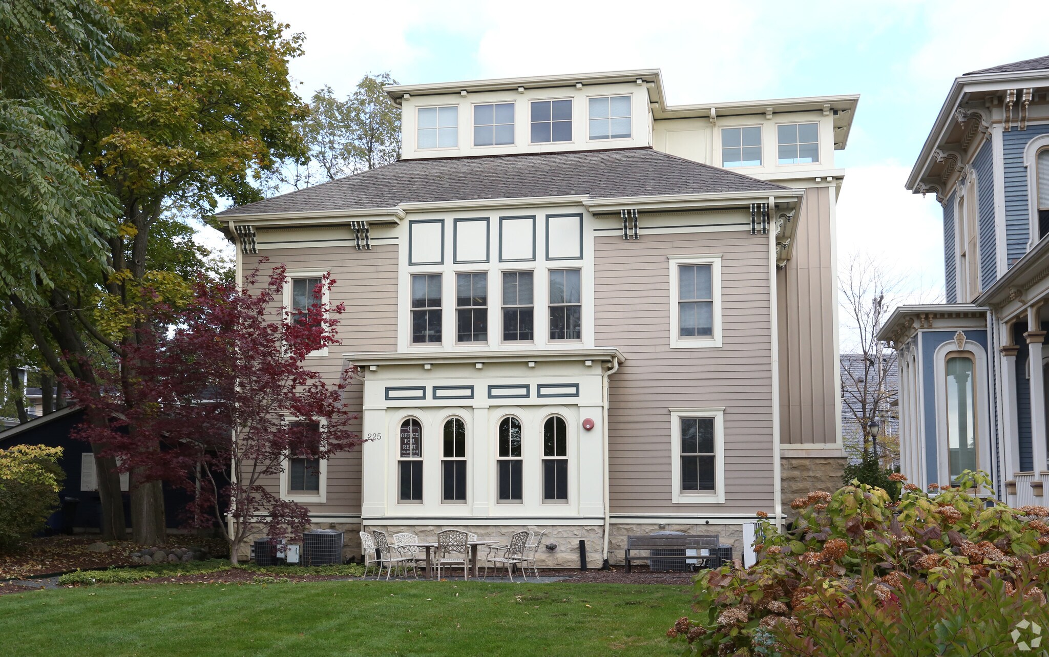 225 W Jefferson Ave, Naperville, IL à louer Photo principale– Image 1 sur 9