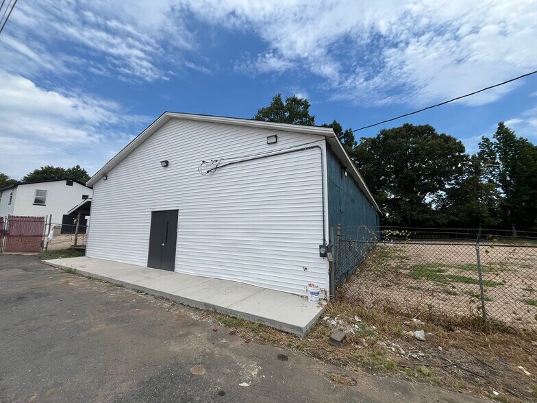 3308 Rozzelles Ferry Rd, Charlotte, NC à louer - Photo de l’immeuble – Image 2 sur 11