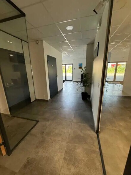 Local d’activités dans Herlies à louer - Hall d’entrée – Image 2 sur 5
