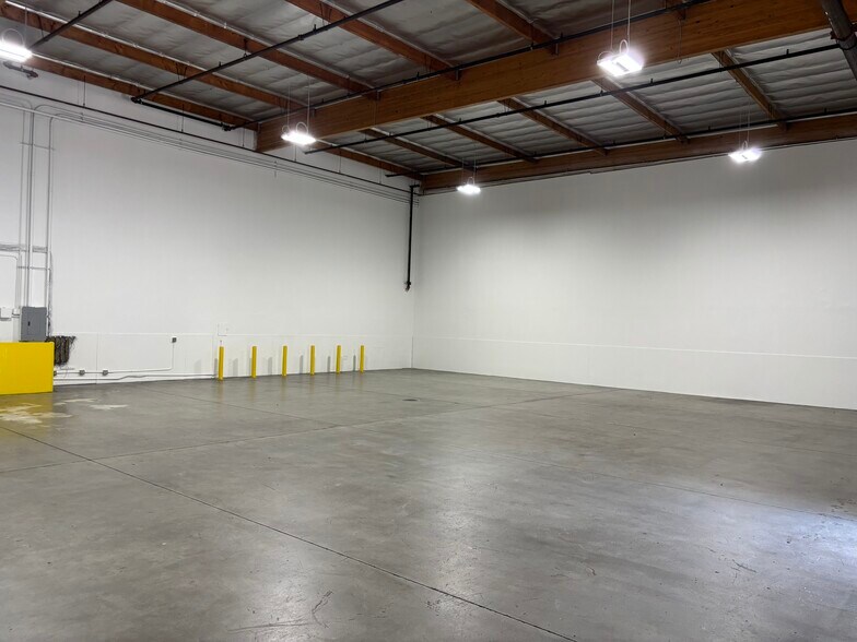 11200 Hindry Ave, Los Angeles, CA à louer - Photo de l’immeuble – Image 2 sur 13