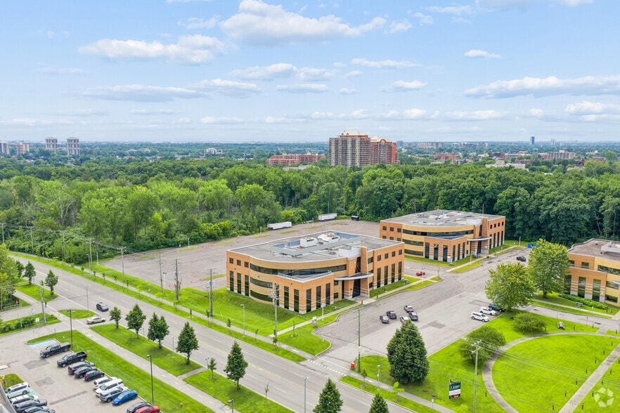 400 Boul Armand-Frappier, Laval, QC à louer - Aérien – Image 2 sur 3