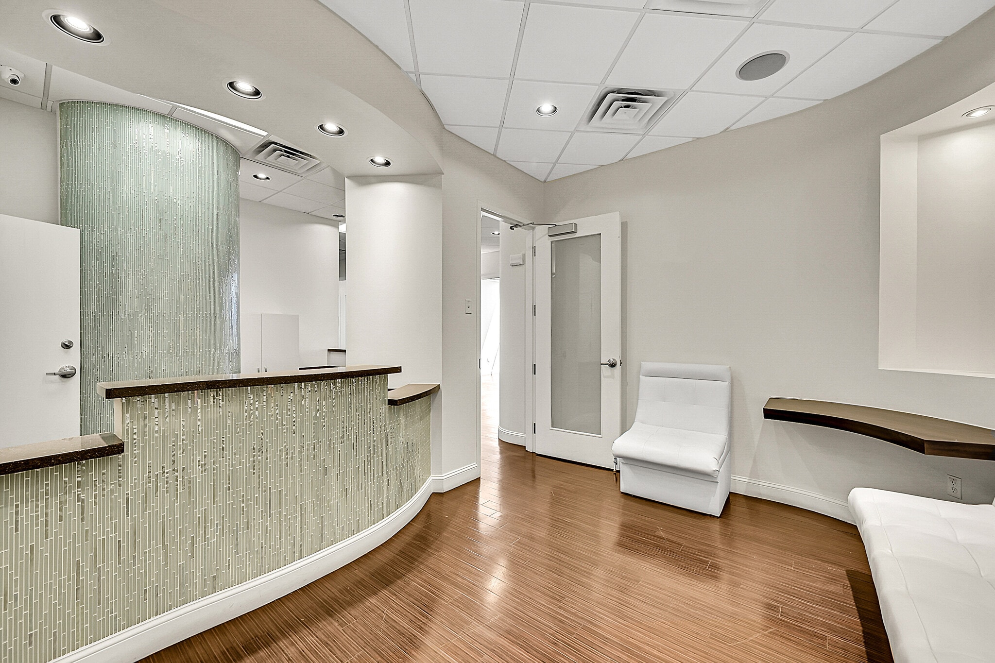 7100 W Camino Real, Boca Raton, FL à louer Hall d’entrée– Image 1 sur 35