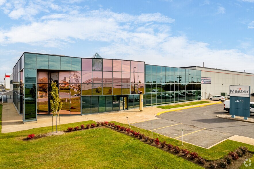 1675 Boul de Montarville, Boucherville, QC à louer - Photo principale – Image 1 sur 19
