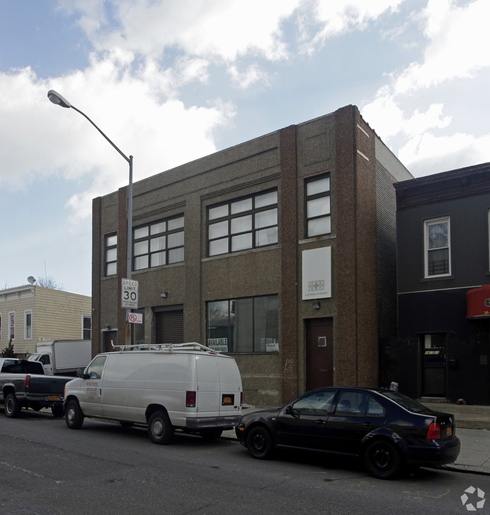 36-11 33rd St, Astoria, NY à louer Photo principale– Image 1 sur 11