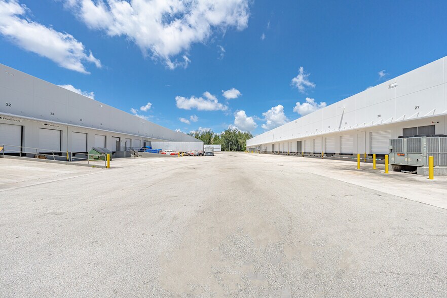6701 NW 7th St, Miami, FL à louer - Photo de l’immeuble – Image 3 sur 4