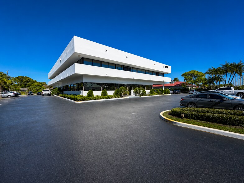 675 W Indiantown Rd, Jupiter, FL à louer - Photo de l’immeuble – Image 3 sur 3