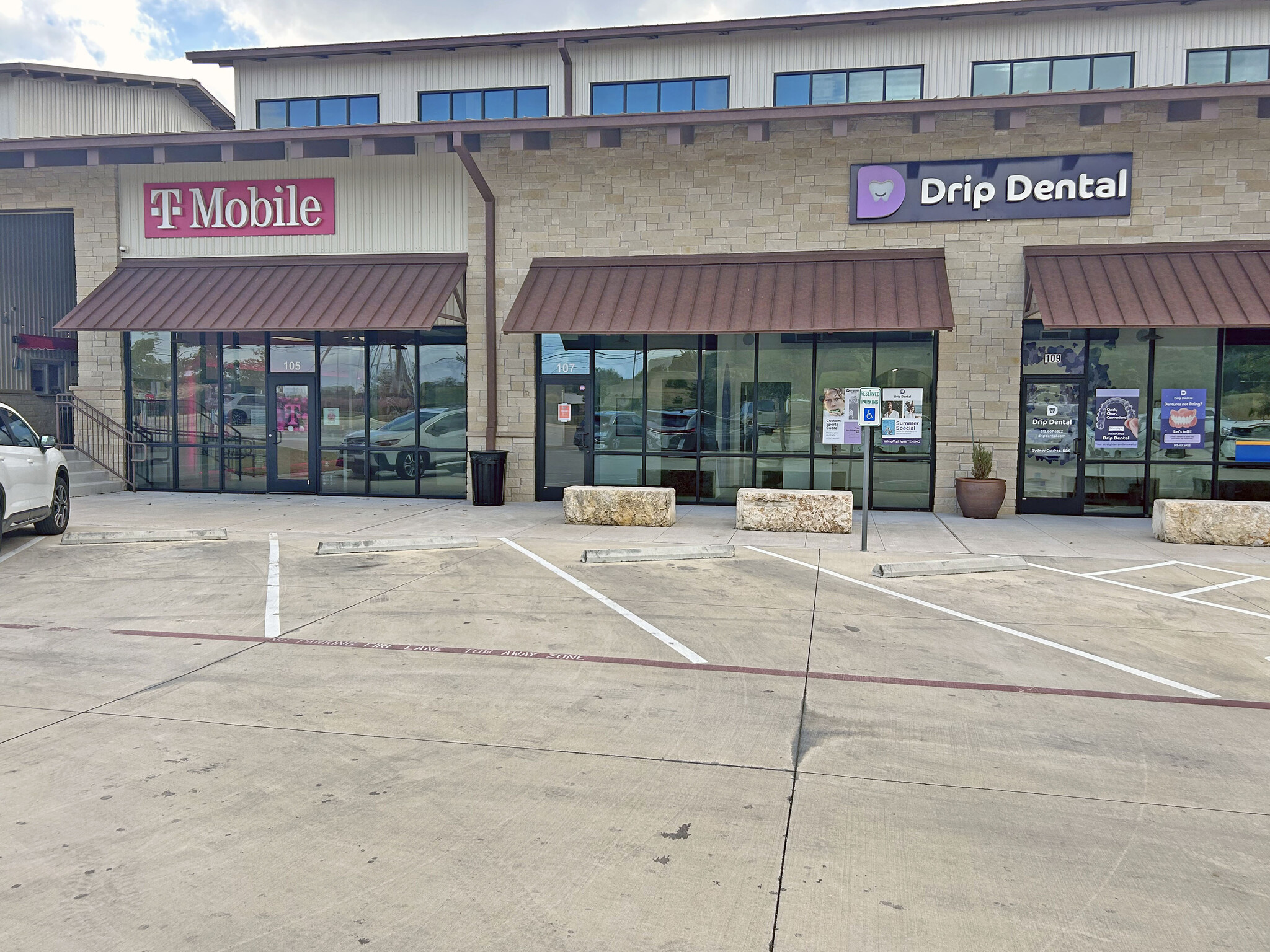 136 Drifting Wind Run, Dripping Springs, TX à louer Photo de l’immeuble– Image 1 sur 9