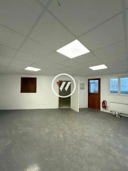 Local d’activités dans Saint-Brice-sous-Forêt à louer - Photo intérieure – Image 2 sur 4