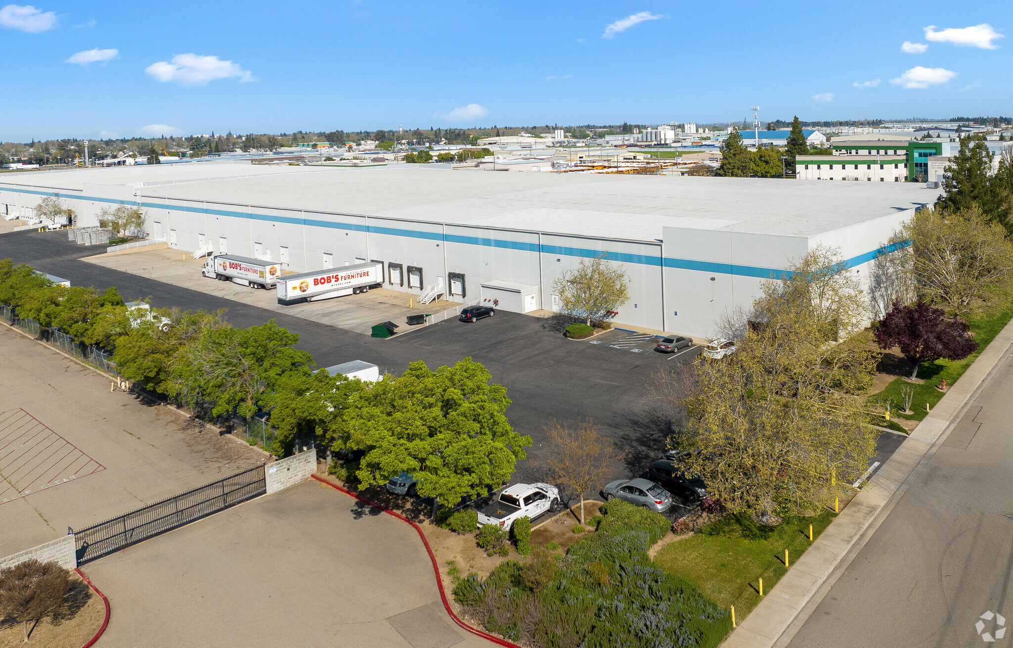 1300 E Vine St, Lodi, CA à louer Photo principale– Image 1 sur 10