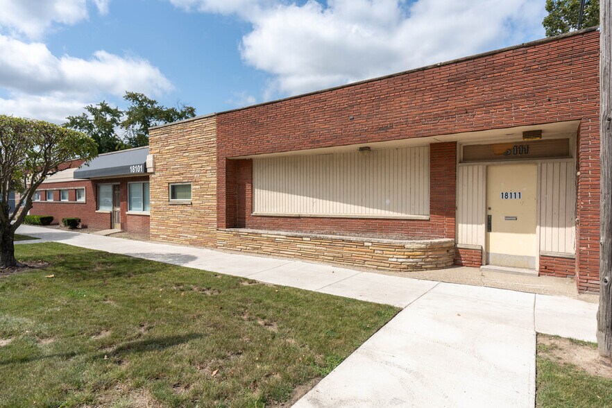 18101-18111 E Warren Ave, Detroit, MI à louer - Photo de l’immeuble – Image 3 sur 5