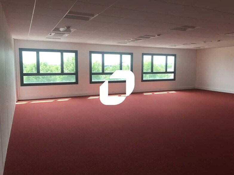 Local d’activités dans Chanteloup-les-Vignes à louer - Photo de l’immeuble – Image 3 sur 6