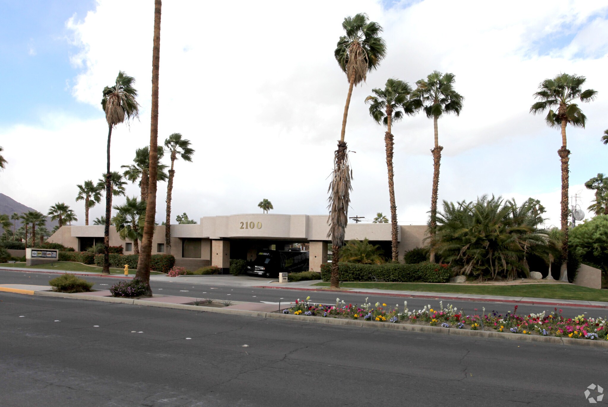 2100 E Tahquitz Canyon Way, Palm Springs, CA à louer Photo principale– Image 1 sur 64
