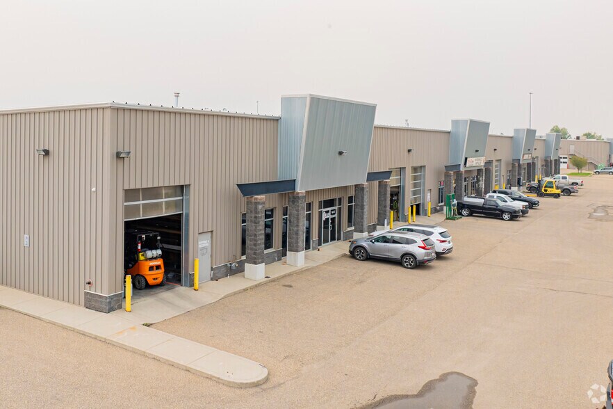 51 East Lake Ave NE, Airdrie, AB à louer - Photo de l’immeuble – Image 2 sur 3