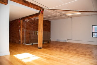 531 Yonge St, Toronto, ON à louer Photo intérieure– Image 1 sur 8