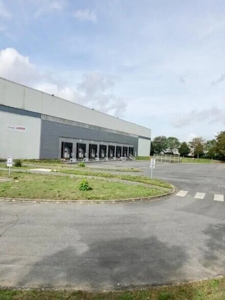 Local d’activités dans Verneuil-en-Halatte à louer - Photo de l’immeuble – Image 3 sur 11