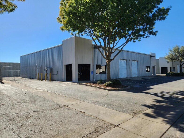 4565 Skyway Dr, Olivehurst, CA à louer - Photo de l’immeuble – Image 2 sur 12
