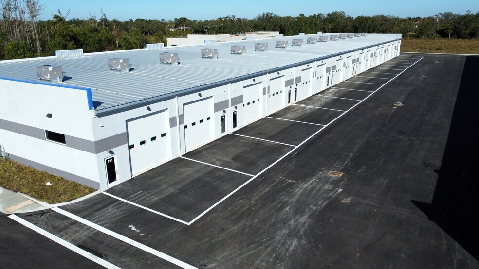 16101 Lee Rd, Fort Myers, FL à louer - Photo de l’immeuble – Image 3 sur 13
