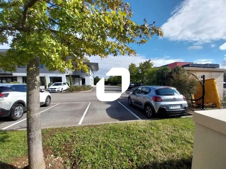 Local d’activités dans Saint-Priest à louer - Photo de l’immeuble – Image 2 sur 7