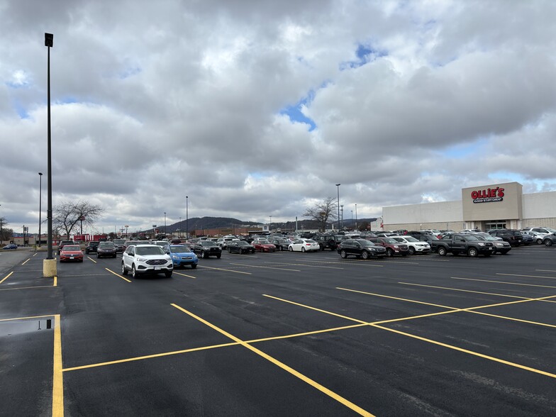 225 Columbia Mall Dr, Bloomsburg, PA à vendre - Photo de l’immeuble – Image 1 sur 3