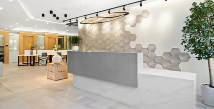 60-20 Woodside Ave, Woodside, NY à louer Hall d’entrée– Image 2 sur 5