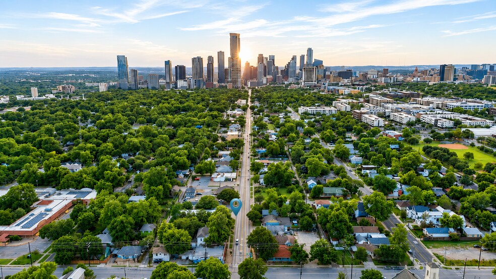 2113 E Cesar Chavez St, Austin, TX à louer - Photo de l’immeuble – Image 2 sur 12