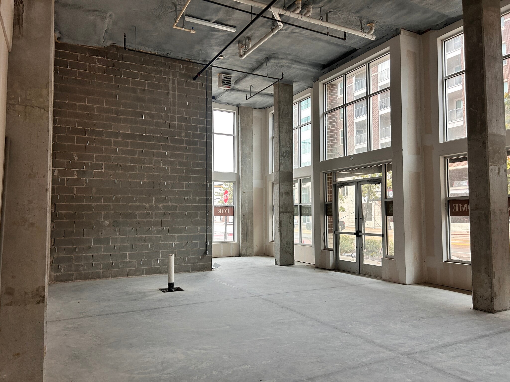 100 E Main St, Lewisville, TX à louer Photo intérieure– Image 1 sur 14