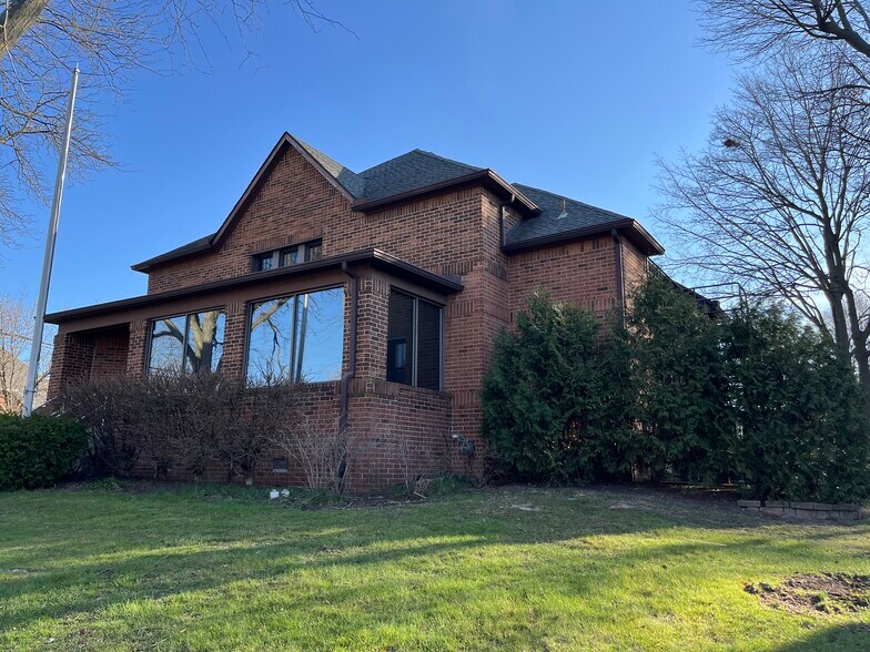 201 S Ann Arbor St, Saline, MI à vendre - Photo de l’immeuble – Image 2 sur 14