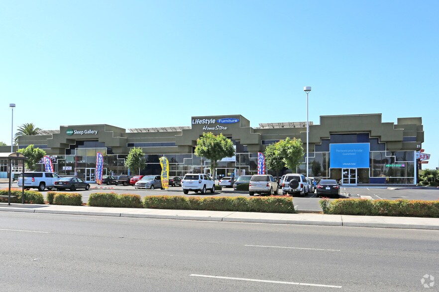 21 E Shaw Ave, Fresno, CA à louer - Photo de l’immeuble – Image 3 sur 5