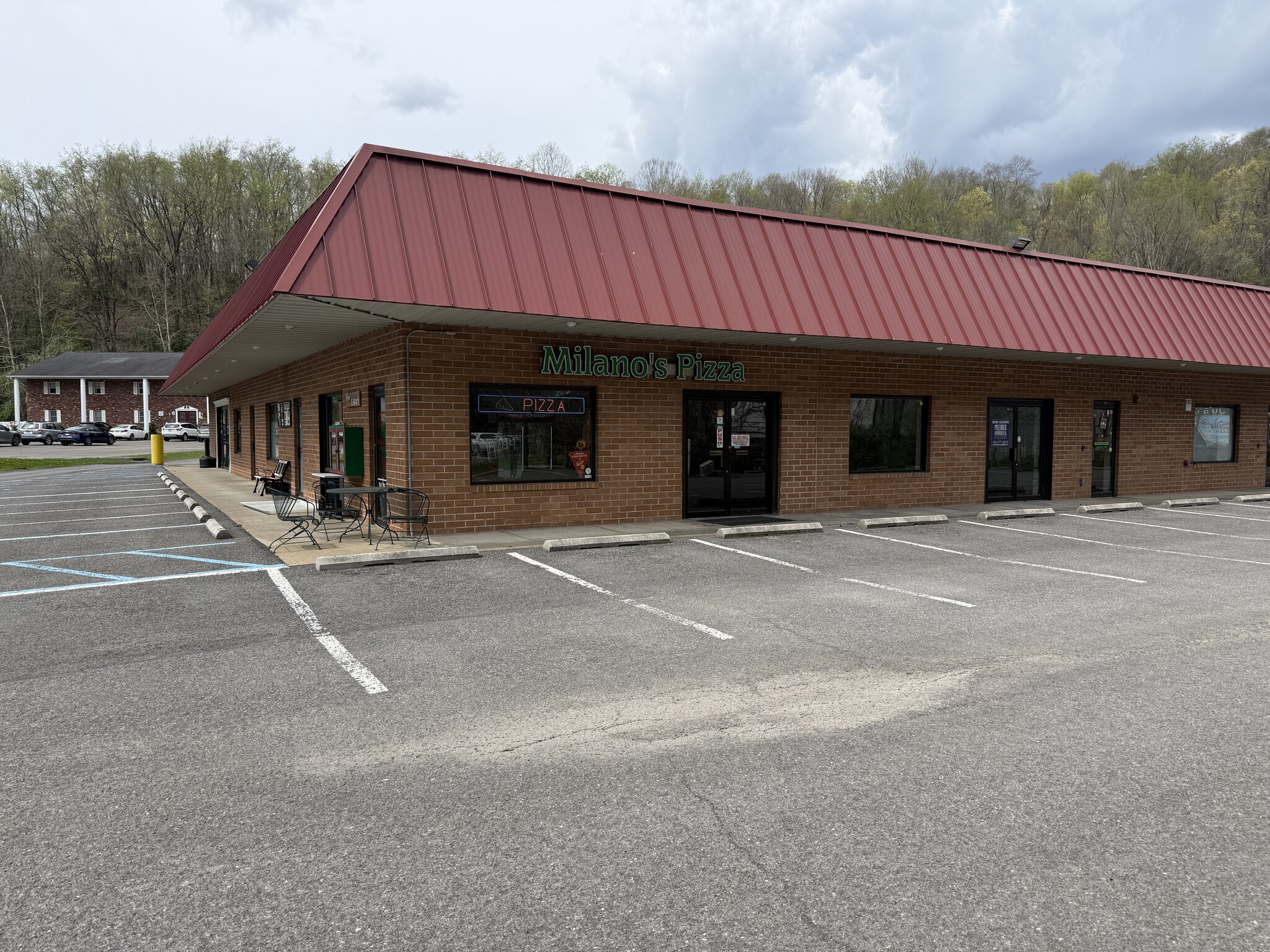 103 Brookstone Plz, Morgantown, WV à louer Photo de l’immeuble– Image 1 sur 9