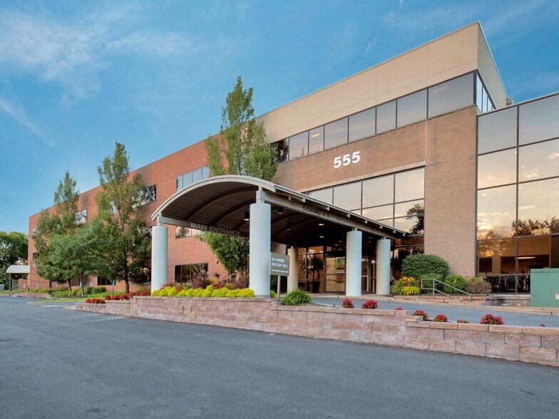 555 N New Ballas Rd, Creve Coeur, MO à louer - Photo de l’immeuble – Image 2 sur 4