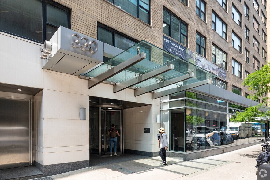 330 W 58th St, New York, NY à louer - Photo de l’immeuble – Image 2 sur 12